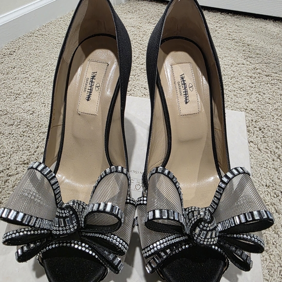 Valentino Garavani Chic Black Peep-Toe Heels with Bow - Picture 9 of 12